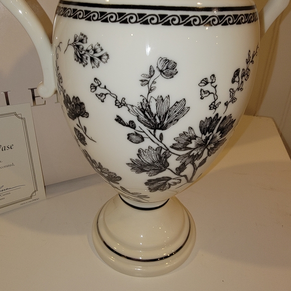 BLACK TOILE FLORAL ELEGANCE HANDLED VASE PLTINUM TRIM - Picture 3 of 3